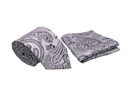 Cravatta bianca con motivo paisley e pochette: eleganza senza tempo per l'uomo moderno!